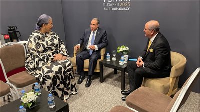 وزير الخارجية يعقد لقاءً في تركيا مع نظيره التونسي والمبعوثة الأممية إلى ليبيا