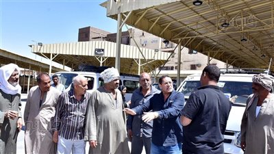 سكرتير الأقصر يتابع تطبيق التعريفة الجديدة لسيارات الأجرة داخل المواقف (صور)