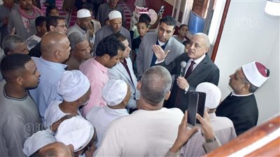 محافظ الأقصر يؤدي شعائر صلاة الجمعة بمسجد الشيخ الذهبي ويستمع لشكاوى المواطنين (صور)