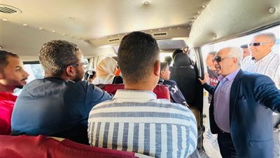 سكرتير عام قنا يتفقد مواقف السيارات لمتابعة تطبيق تعريفة الركوب الجديدة (صور)