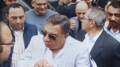 لصق استيكرات على السيارات.. محافظ الدقهلية يتفقد الالتزام بتطبيق تعريفة الركوب الجديدة (صور)