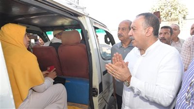 محافظ أسيوط يتابع تطبيق التعريفة الجديدة بمجمعات مواقف السرفيس ومحطات الوقود|صور 