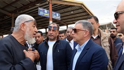 محافظ الإسماعيلية يتابع التزام السائقين بالتعريفة الجديدة 