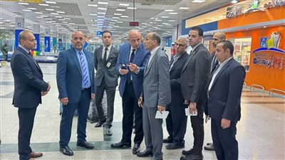 رئيس الشركة المصرية للمطارات يجري زيارة مفاجئة لـ مطار الغردقة الدولي 