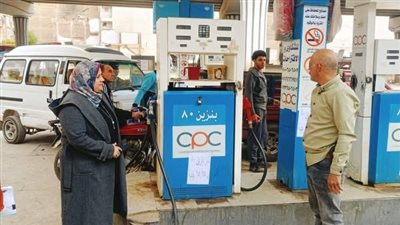 رئيس المنيرة الغربية يتابع ميدانيًا التزام مواقف السرفيس ومحطات الوقود بالأسعار الجديدة