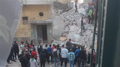 إنقاذ طفل ثالث من أسفل عقار اللبان المنهار بالإسكندرية (فيديو)