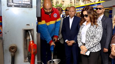 وزير التنمية المحلية ومحافظ القاهرة يتفقدان موقفي عبد المنعم رياض والسيدة عائشة.. يتأكدان من الالتزام بالتعريفة الجديدة.. والوزير يطالب المواطنين بالإبلاغ عن مخالفات السائقين..والمحافظ يتوعد المخالفين