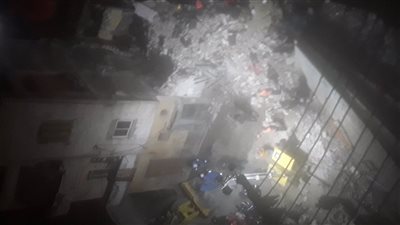 استمرار عمليات البحث عن مفقودين تحت أنقاض عقار اللبان المنهار بالإسكندرية (فيديو)