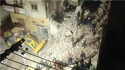 الاستعانة باللوادر لرفع الأنقاض للبحث عن المفقودين بالعقار المنكوب في الإسكندرية (فيديو وصور)