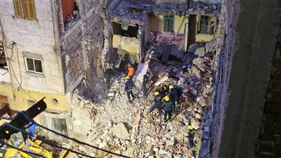 النيابة العامة تعاين عقار حي اللبان المنهار بالإسكندرية