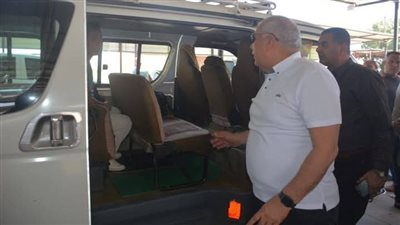 محافظ الوادي الجديد يتفقد مواقف الأجرة لمتابعة الالتزام بالتسعيرة الجديدة (صور)