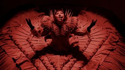 ليدي جاجا تبهر الجمهور بأدائها في مهرجان كوتشيلا الغنائي (فيديو وصور)