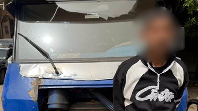 سائق ميكروباص يدهس عاملا أسفل عجلات السيارة بمنطقة الساحل