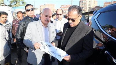 محافظ الشرقية يتفقد مواقف الأجرة لمتابعة التزام السائقين بالتعريفة الجديدة