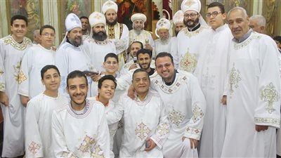 الأنبا أنيانوس يمنح درجة القمصية لكاهن في إيبارشية بني مزار