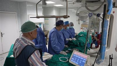 وحدة القسطرة التداخلية بالمنصورة الجامعي تبث عملية علاجية نادرة أمام 800 طبيب