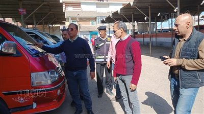 محافظ المنيا يتابع الحملات الرقابية على المواقف للتأكد من الالتزام بتعريفة الركوب الجديدة