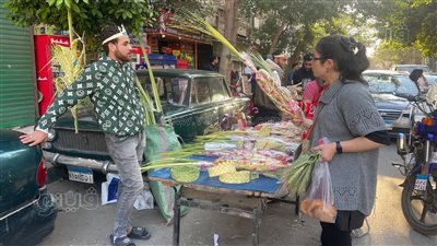  إقبال ضعيف على السعف في محيط الكنائس بشبرا مصر (صور) 
