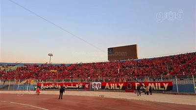 جماهير الأهلى تملأ مدرجات استاد الدفاع الجوي استعدادا لمواجهة بيراميدز (صور)