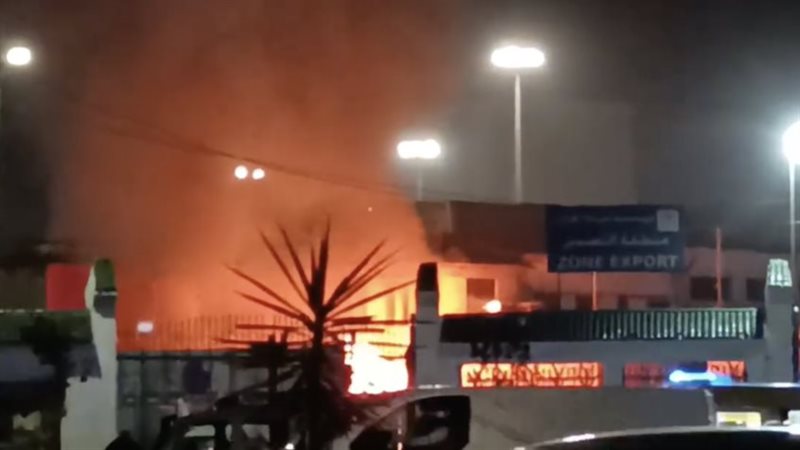 حريق هائل بمحيط ميناء