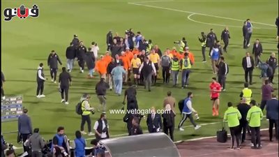 خروج طاقم حكام مباراة الأهلي وبيراميدز من الملعب وسط حراسة مشددة (فيديو)