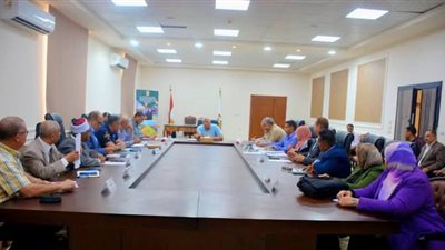 محافظ الوادي الجديد يترأس اجتماعًا موسعًا لمناقشة تحسين بيئة العمل وتعزيز جودة الخدمات