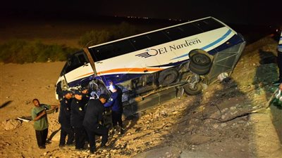 إصابة 14 شخصًا في حادث انقلاب ميني باص بمدخل مرسى مطروح