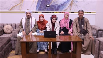 الاتصالات تستجيب لطلب طالبة بمدرسة المكفوفين بأسيوط وتسلمها لابتوب