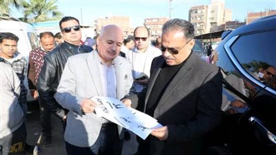 حقيقة صفع محافظ الشرقية مواطنا يستقل سيارة تسير عكس الاتجاه