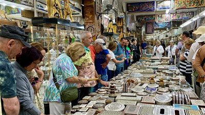 التقاط الصور وشراء الهدايا، مظاهر الاحتفال بـ أحد السعف في مجمع الأديان بمصر القديمة (فيديو وصور)