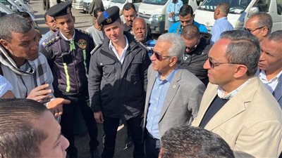 محافظ قنا يفاجئ مواقف سيارات الأجرة ومحطات الوقود لمتابعة الالتزام بالتعريفة الجديدة (صور)