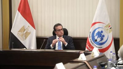 وزير الصحة يبحث التوسع في خطوط الإنتاج الدوائية المحلية 