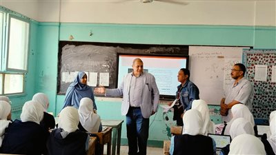 تعليم قنا تحقق مع مدرسة فى متابعة ميدانية للمراحل الثلاثة