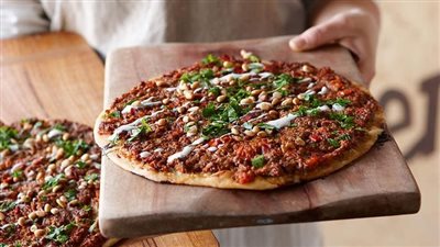 طريقة عمل البيتزا باللحمة المفرومة، خطوة بخطوة