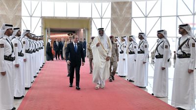  4 صور ترصد وصول الرئيس السيسي الدوحة وأمير قطر في مقدمة مستقبليه