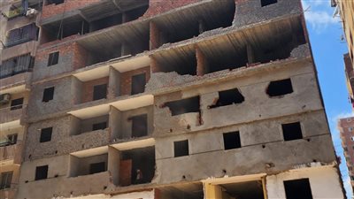 بدء إزالة عقار مخالف من 8 طوابق في عين شمس بالقاهرة (صور)