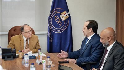 رئيس هيئة الدواء يبحث توطين بعض المستحضرات الطبية بمصر