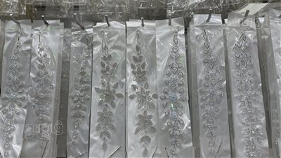 «اكسسوارات العرائس في الموسكي.. أناقة وتنوع وفلوس على قد الإيد».. السلاسل المعادن تبدأ من 15 جنيها وكروت رسومات التاتو بـ 84.. وهذه أبرز النصائح عند الشراء (فيديو وصور) 