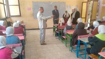 وكيل تعليم الشرقية يتفقد مدرسة السلام الإعدادية لمتابعة انتظام العملية التعليمية 