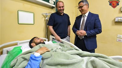بعد كسر ساقه، سفير الجزائر في مصر يزور أحمد القندوسي (صور) 