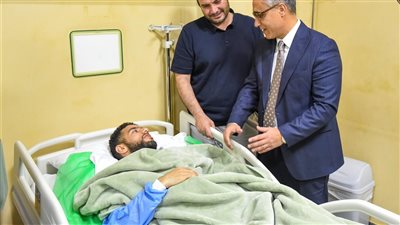 أول تعليق من أحمد قندوسي بعد إصابته المفزعة ويوجه رسالة للاعب فاركو 