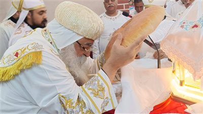 الأقباط يؤدون صلوات خميس العهد بكنائس دشنا في قنا (فيديو)