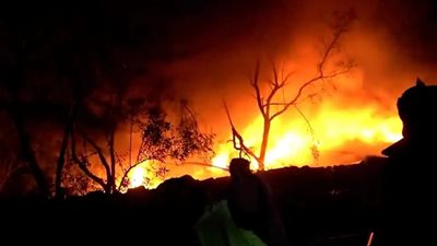 النيران تلتهم مخازن أسلحة الحوثي في صنعاء (صور)