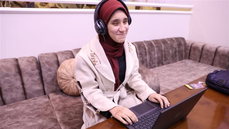 الطالبة ثريا مع اللاب