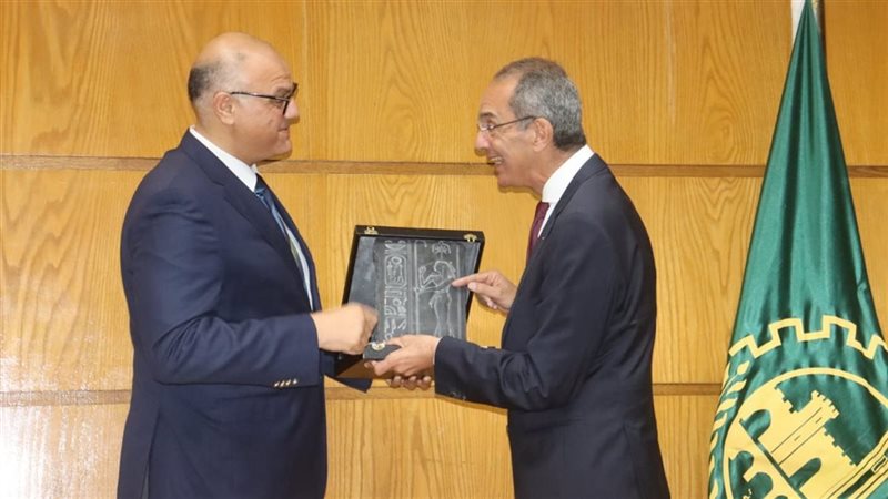 وزير الاتصالات ومحافظ