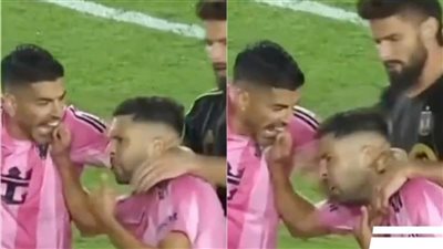 سواريز يثير الجدل بـ عضة جديدة في الملاعب (فيديو)