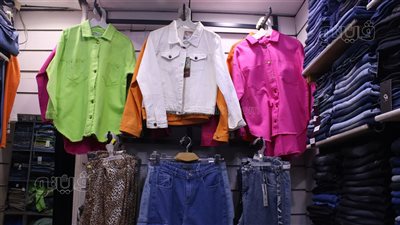 أسعار الملابس قبل عيد القيامة.. زيادة الإقبال على المحال.. البنطلونات الجينز الحريمي تبدأ من 250 جنيها والقميص الرجالي بـ 450 (فيديو وصور)