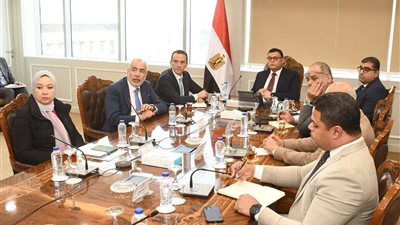 وزير الإسكان يستعرض موقف مشروعات تطوير منطقة سور مجرى العيون