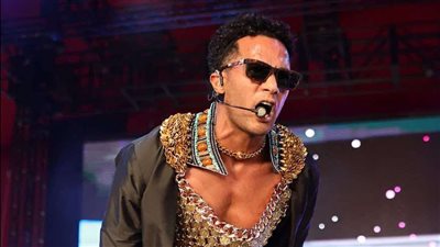 بعد إطلالة بدلة الرقص بأمريكا..عائلة أحمد زكي ترفض تجسيد محمد رمضان شخصية الفنان الراحل في مسلسل تليفزيوني