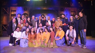 نجوم الفن في عرض 